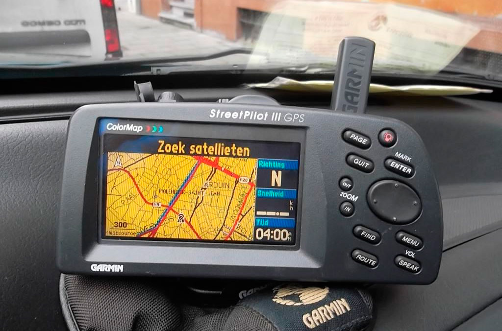 первый портативный навигатор Garmin StreetPilot